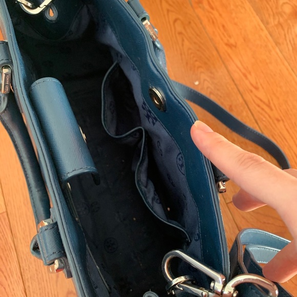 Tory Burch Robinson triangle tote - Picture 9 of 13